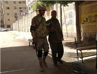 مصر تنتخب| رجال الجيش والشرطة يساعدون كبار السن بلجان مدينة السلام أول