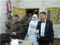 صور| قبل الكوشة.. عروسان يبدأن زفافهما بالتصويت في الانتخابات