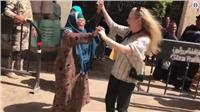مصر تنتخب| مراقبة أمريكية ترقص مع إحدى الناخبات..وتؤكد: المصريون يشعرون بالفخر "فيديو" 
