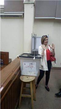 مصر تنتخب| هنا شيحة أثناء الإدلاء بصوتها: «المشاركة واجب وطني»