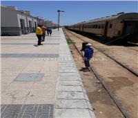 رئيس شركة «خدمات السكك الحديد» يكافىء العمال بمحطة مرسى مطروح