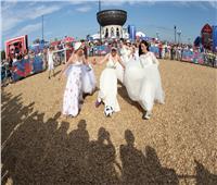 صور| مباراة بين روسيات بـ«فساتين زفاف»