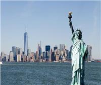 محتج يتسلق تمثال الحرية بنيويورك اعتراضا على السياسات الأمريكية 