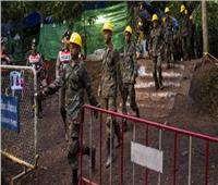 رجال الإنقاذ يبدأون عملية لإخراج صبية من داخل كهف في تايلاند