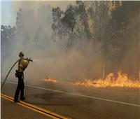 تحسن الجو يعزز جهود رجال الإطفاء في مواجهة حرائق غابات كاليفورنيا