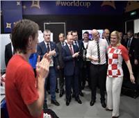 صور وفيديو| رئيسة كرواتيا تنهار أمام اللاعبين بغرفة خلع الملابس 