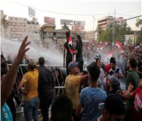 الأمن العراقي يغلق الطرق المؤدية لساحة التحرير..والمتظاهرون يطالبون بإسقاط الأحزاب