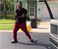 بالفيديو..رقصة كيكي تتسبب في دهس شاب بالشارع في أمريكا