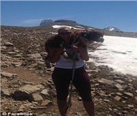 سيدة تحمل كلباً 55 كيلو لإنقاذه من الموت في «جبل ثلج»| صور