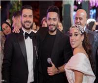 صور| تامر حسني وأحمد عصام يخطفان الأضواء بزفاف «محمد ونانسي»