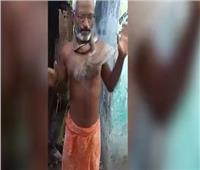 فيديو| محاولة «قاتلة» من هندي لعض رأس كوبرا سامة