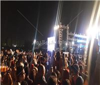 صور| بدء توافد الجماهير على حفل تامر حسني بنادي الشمس