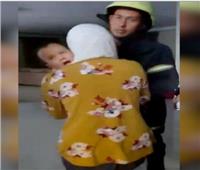 فيديو| ملحمة انسانية لرجال الحماية المدنية.. تحرير طفل رضيع اُحتجز داخل عقار 