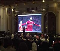 طبيب بريطاني يرتدي قميص محمد صلاح خلال محاضرة بالقاهرة