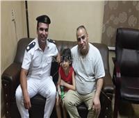 صور| أمن القاهرة يعيد طفلًا تائهًا إلى والده