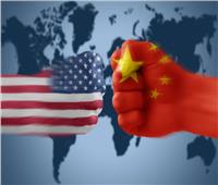 كاتب بريطاني يحذر من اندلاع حرب تجارية طويلة بين أمريكا والصين