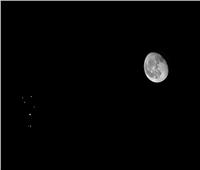 الليلة.. القمر الأحدب قرب الثريا 