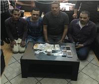 القبض على أربع عاطلين بحوزتهم كمية من مخدر الهيروين بمدينة بدر