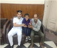 صور| قسم شرطة قصر النيل يعيد طفل متغيب لوالده