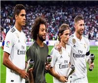 نجوم ريال مدريد يقدمون جوائز الفيفا لجماهير البرنابيو
