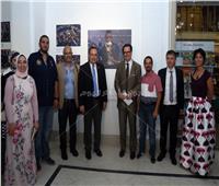 محافظ الإسكندرية يفتتح معرض « فوق سطح العالم » بالمعهد الثقافي الفرنسي