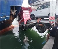 صور| رفع شاحنة سقطت في مياه ميناء الإسكندرية