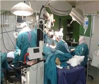 وحدة جراحات أسيوط الميكروسكوبية تنجح في إعادة توصيل ذراعي شاب