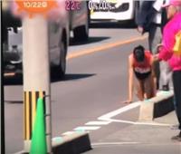بالفيديو| «يابانية» تكمل ماراثون رياضي زحفا بعد كسر ساقها 