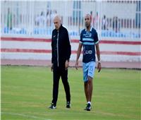 المدير الفني للزمالك يعقد جلسة مع البدلاء 