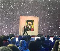صور| أجنبي يرسم صورة لـ«محمد صلاح» على مسرح شباب العالم