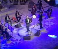 وزيرة الثقافة ومدير المنتخب يستمتعون بغناء هاني شاكر في الأوبرا 