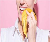 «قشر الموز» يخلصك من جير الأسنان !!