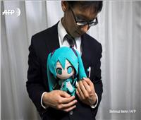 بالصور والفيديو| ياباني يتزوج من دمية «هولوجرام» وتكاليف الزفاف 2 مليون ين