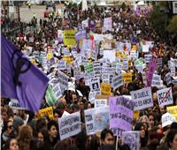 عشرات الآلاف يخرجون في مسيرات بالمدن الإسبانية لنبذ العنف ضد المرأة