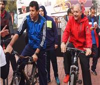 وزير الشباب يشارك في «ماراثون دراجات» بالنادي الأهلي 