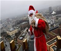 «سانتا كلوز» يفاجئ مواطني برلين للمرة الأولى