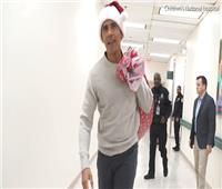 صور.. أوباما يوزع هدايا داخل مستشفى أطفال مرتديا زي «بابا نويل»