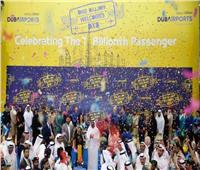 فيديو| محمد بن راشد يحتفل بوصول الراكب رقم مليار لـ«مطار دبي»