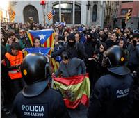 فيديو| المئات يتظاهرون في شوارع برشلونة احتجاجا لاجتماع الحكومة بإقليم كتالونيا
