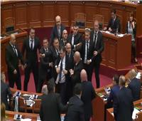 بالفيديو.. قذف رئيس وزراء ألبانيا بالبيض داخل البرلمان