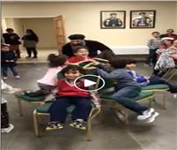 فيديو| كاهن يلعب «الكراسى الموسيقية» داخل الكنيسة