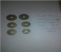 جمارك مطار برج العرب تضبط محاولة تهريب كمية من العملات الأثرية