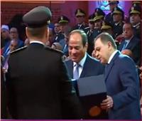 فيديو| وزير الداخلية يقدم هدية تذكارية للرئيس السيسي خلال احتفالية عيد الشرطة