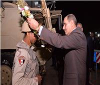 محافظ أسيوط يوزع باقات الورود على قوات الشرطة والجيش 