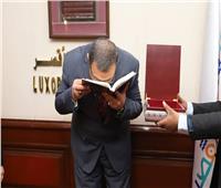 صور| وزير القوى العاملة يتبادل الدروع مع «نائب محافظ الأقصر» 
