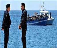 إيطاليا تسمح لمهاجرين عالقين في البحر بالنزول لشواطئها