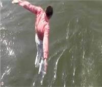 إنقاذ شخص حاول الانتحار غرقًا من أعلى كوبري 15 مايو