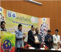 صور| الهند تكرم نائب رئيس جامعة لأزهر وتمنحه جائزة التميز العلمي