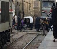 «توكتوك» يقتحم مزلقان مطاى على خط القاهرة أسوان