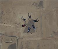 صور|مهرجان القفز بالمظلات.. 130 سائح يقفزون من ارتفاع 15 ألف قدم فوق الأهرامات